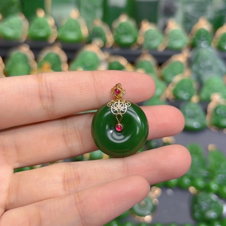 颈饰18K金镶嵌和田玉（碧玉）