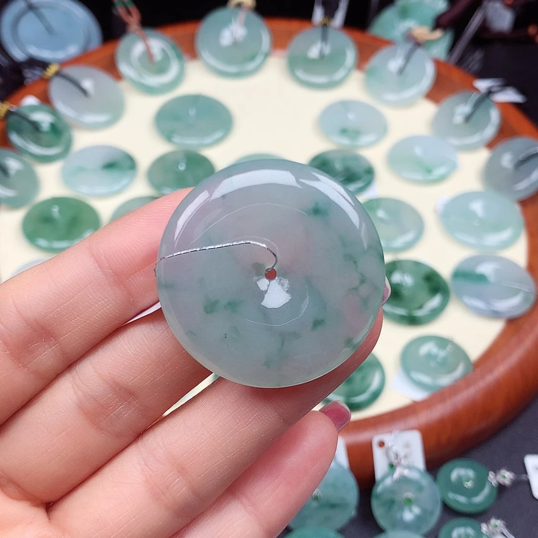 翡翠颈饰未镶嵌是****瓜吊坠