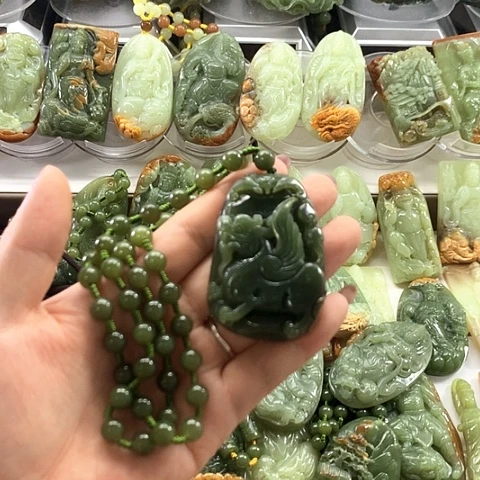 和田玉未镶嵌吊坠(赠链)