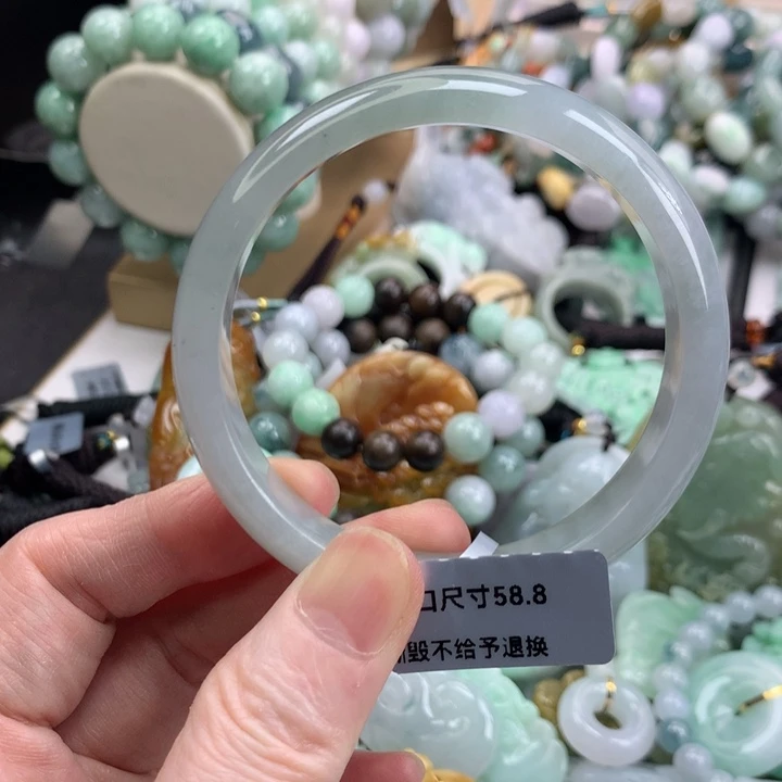 翡翠手镯未镶嵌吊坠