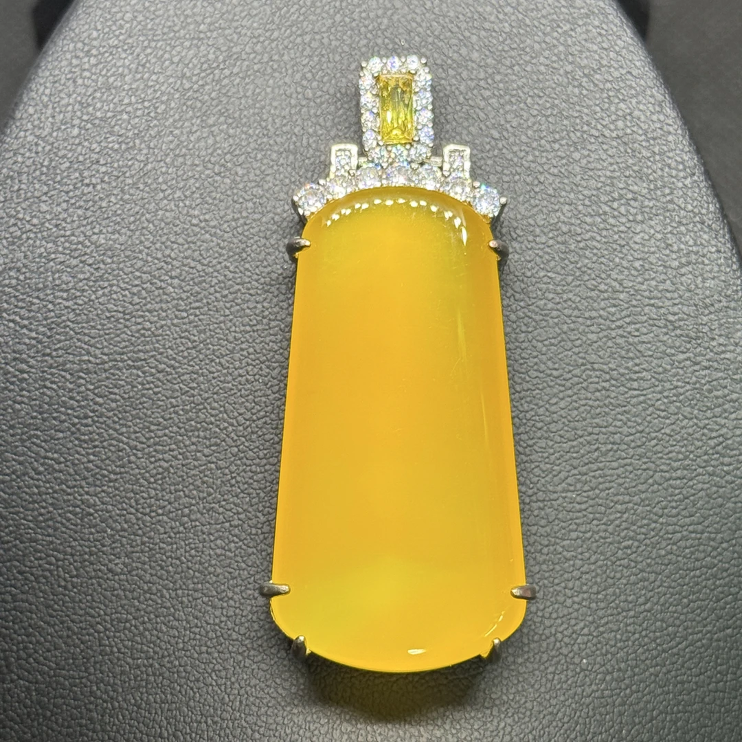 天然鸡油黄玉髓平安无事牌吊坠镶嵌时尚百搭