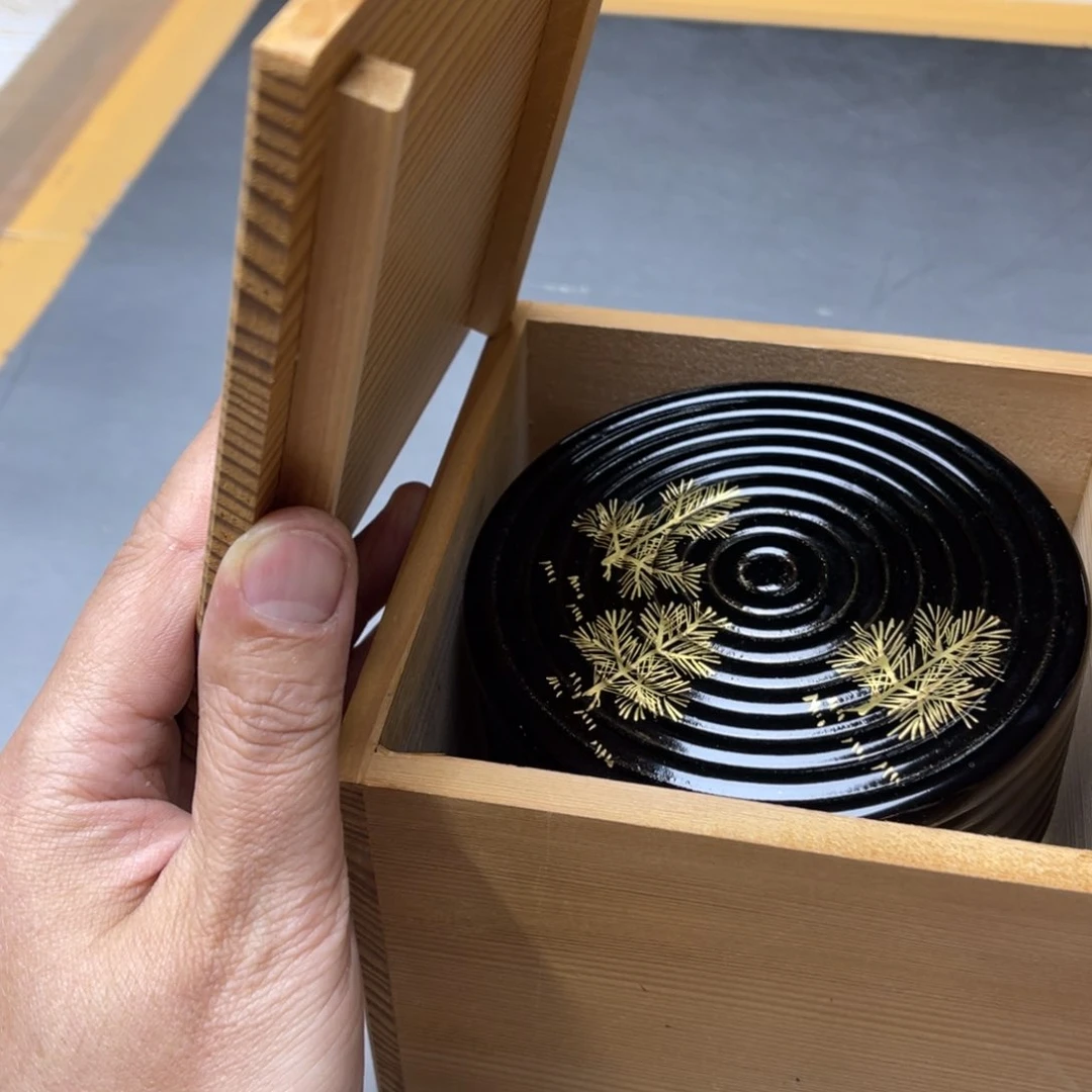 瓷片最**村密密麻麻地铺满一层