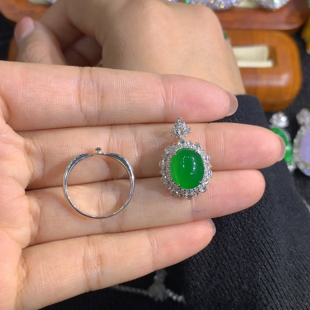 翡翠18K金镶嵌颈饰