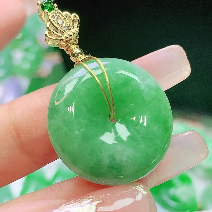 翡翠未镶嵌颈饰多样性发其一