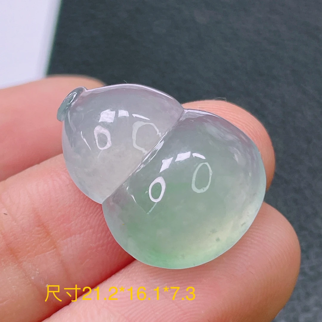 天然缅甸A货翡翠冰种胶感飘绿葫芦吊坠精美精雕玉冰透厚装干净