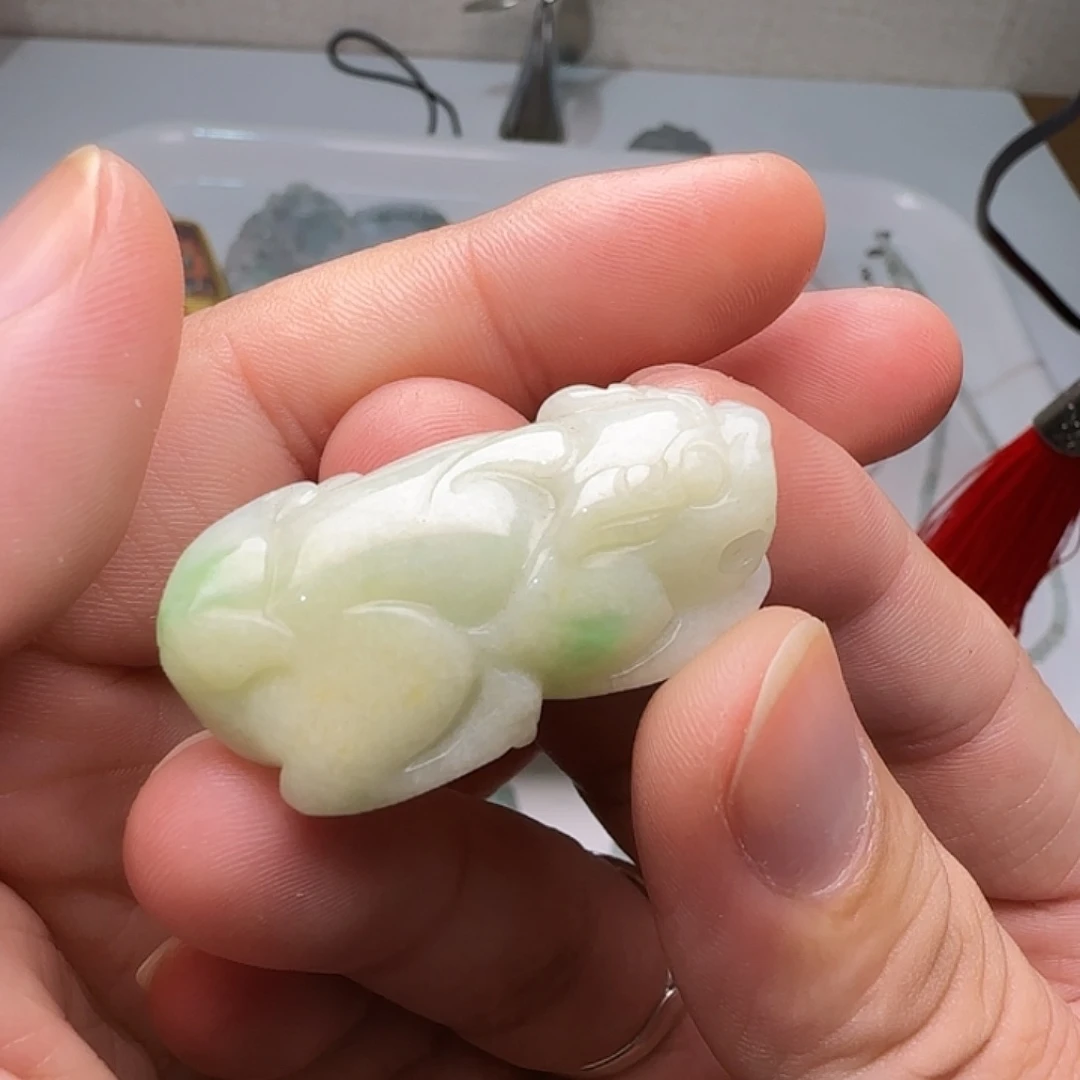 翡翠未镶嵌颈饰貔貅