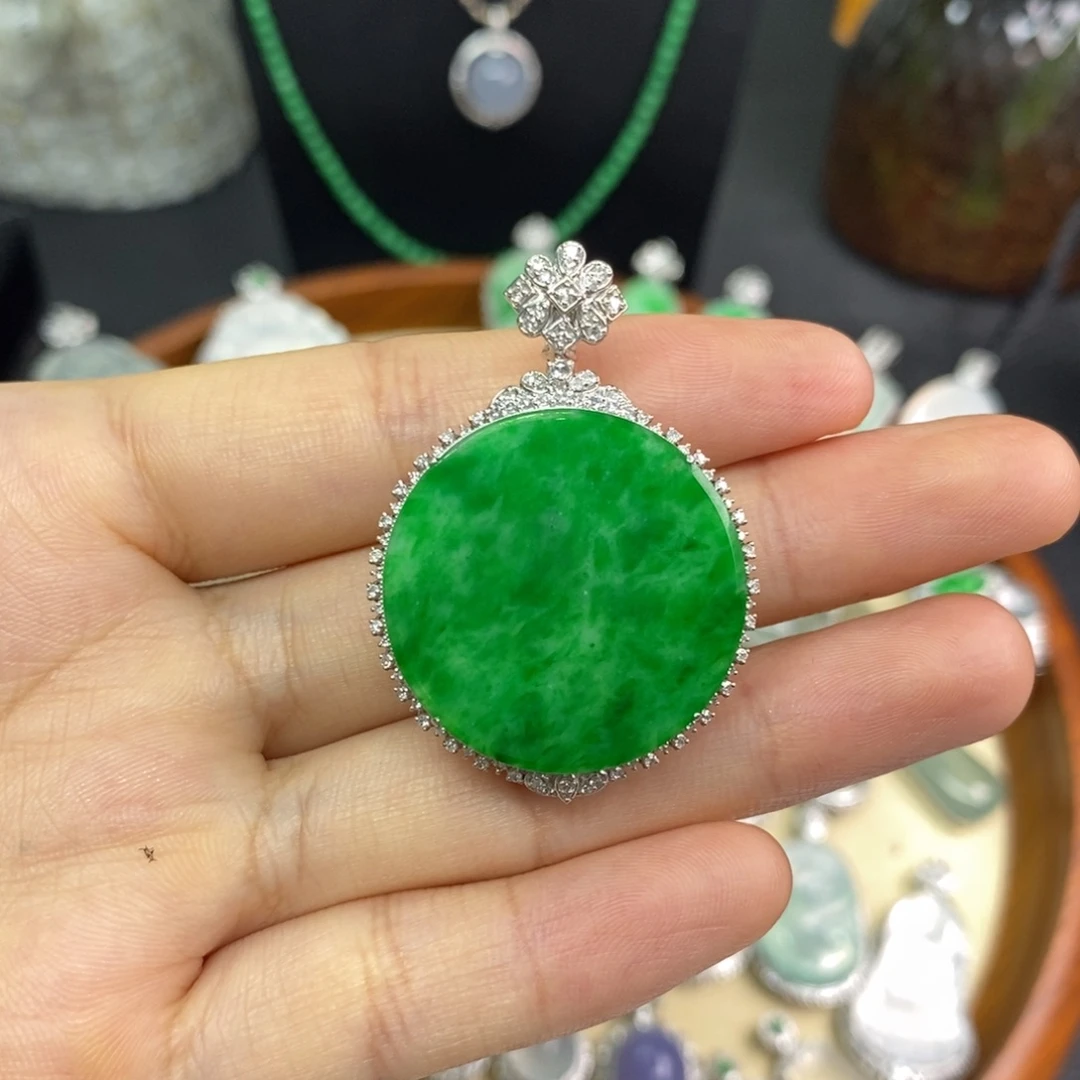 翡翠18K金镶嵌颈饰翡翠