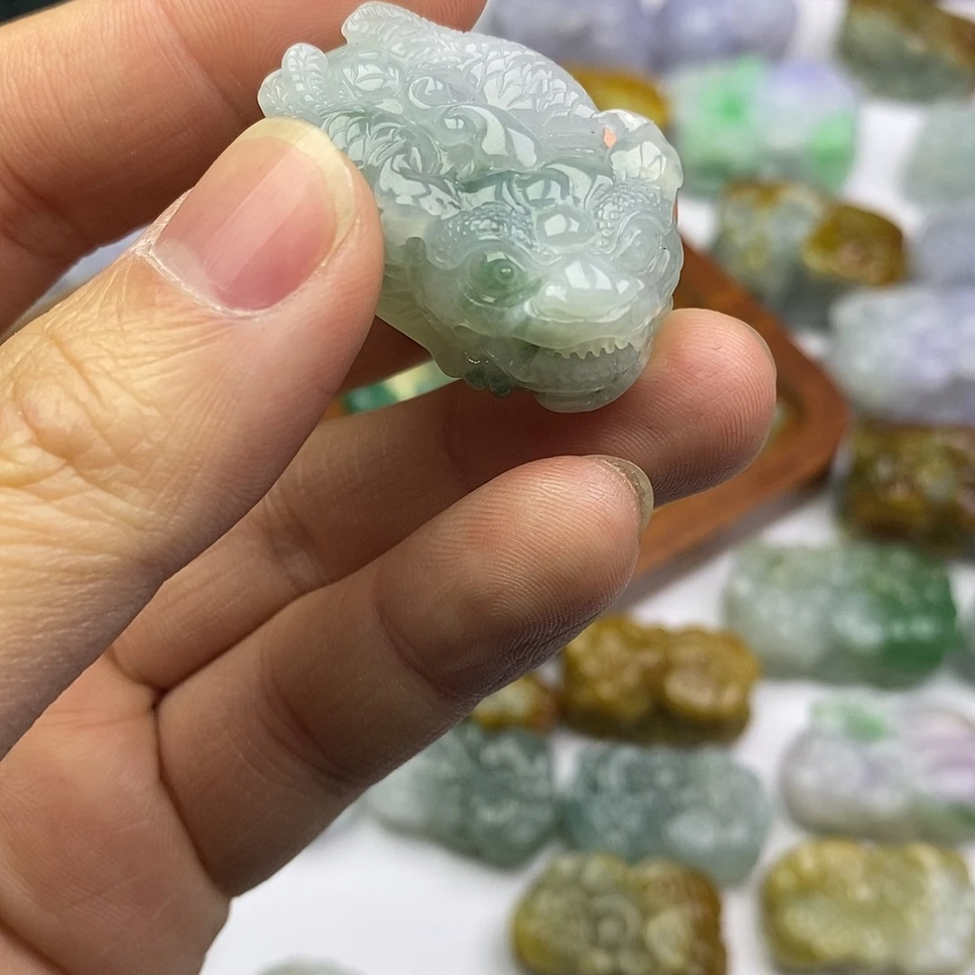 翡翠未镶嵌颈饰貔貅