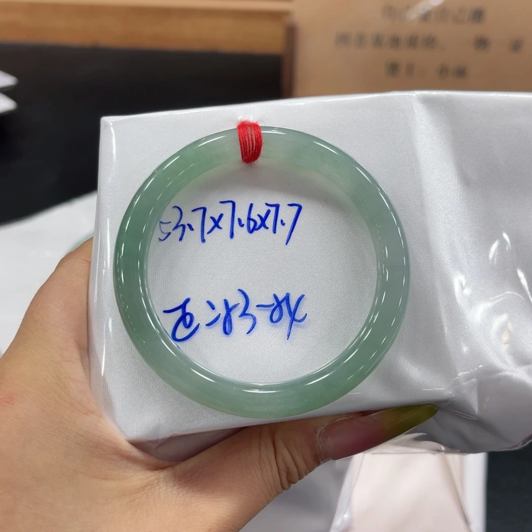 翡翠手镯未镶嵌小*姐翡翠