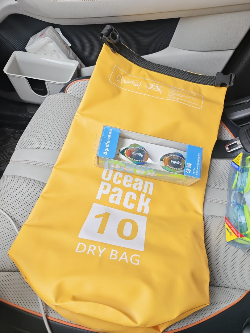 户外PVC工艺防水双肩背包适用于游泳沙滩旅游等场景