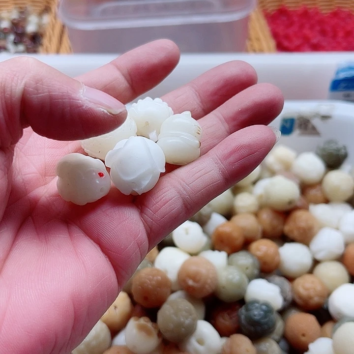 白玉菩提吊坠瑕疵雕刻件5颗