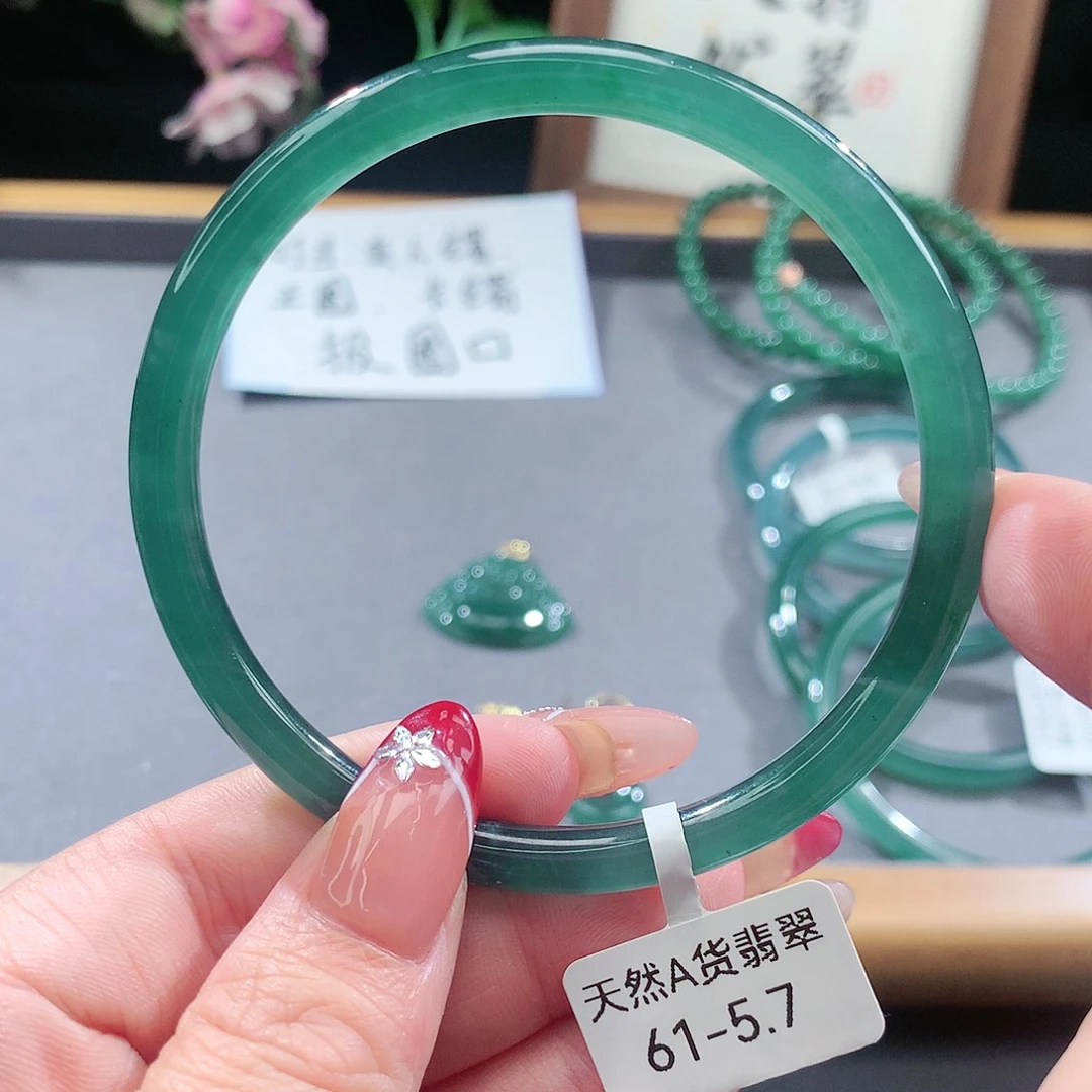 翡翠手镯（圆镯）未镶嵌