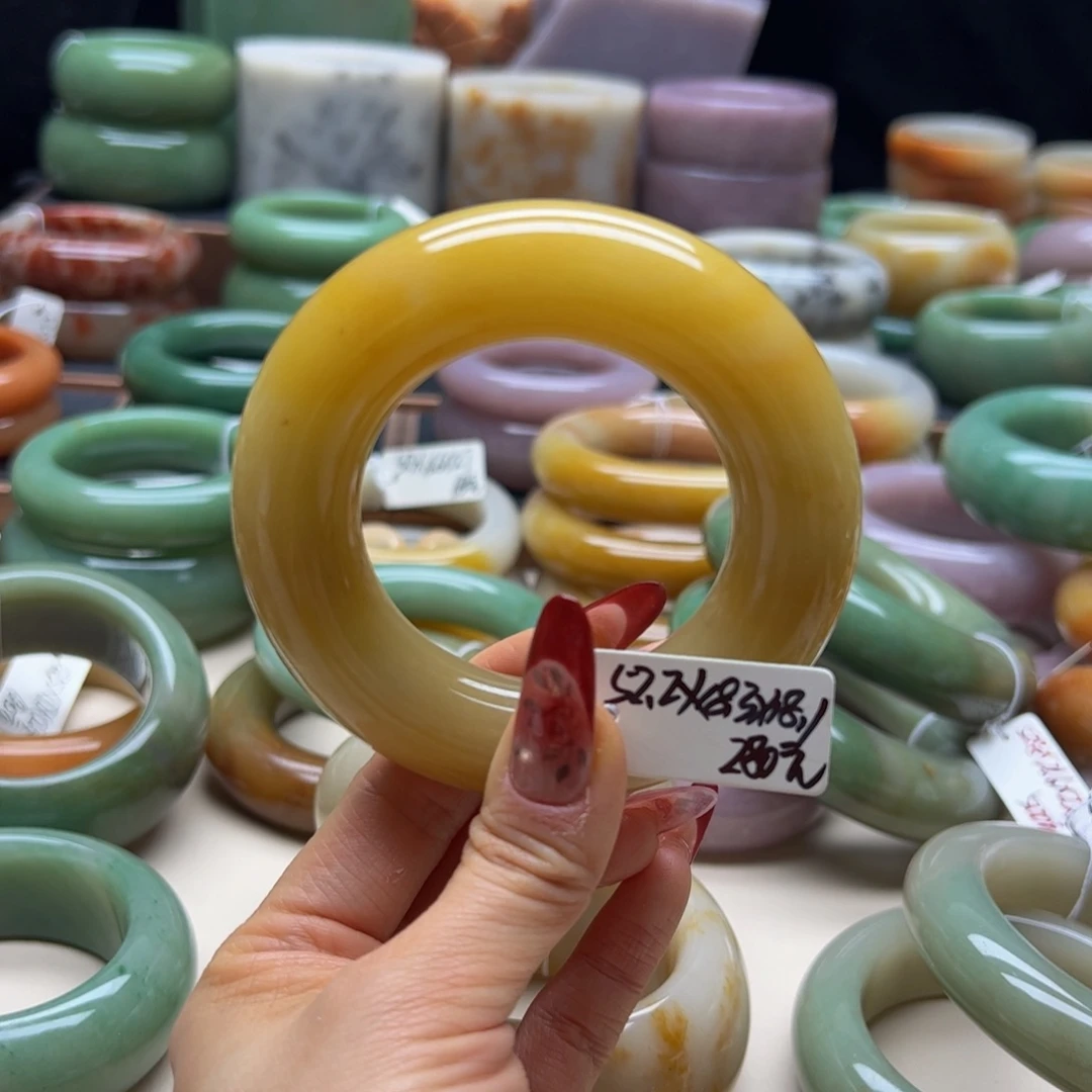 ****哦石英岩玉未镶嵌手镯