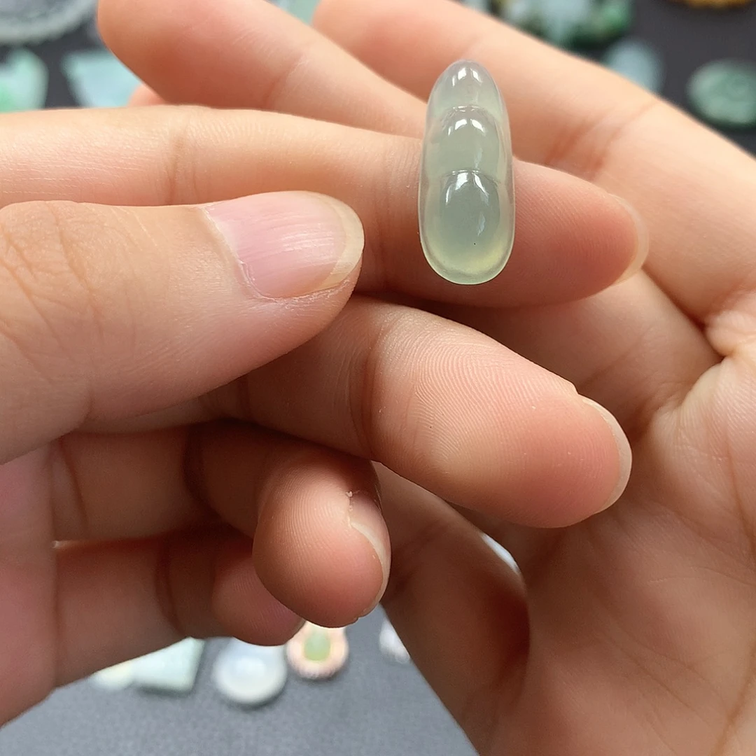 翡翠未镶嵌颈饰豆子