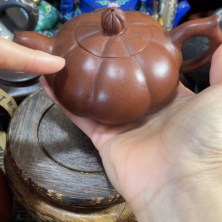 茶壶紫泥原矿泥料手工制作的一把紫砂壶。
