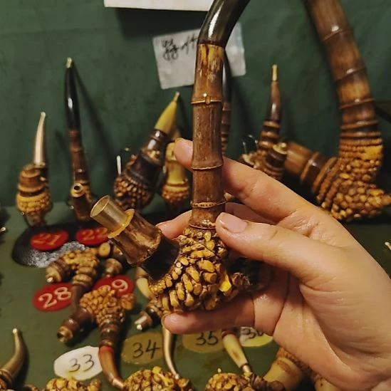 叶***贵州特色竹根烟斗工艺品手把件