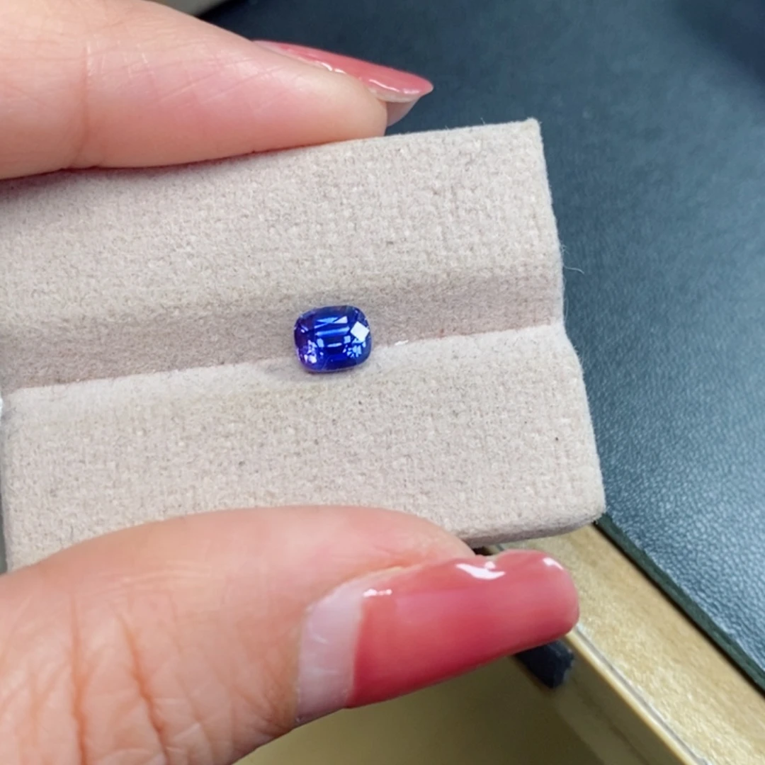 蓝宝石裸石未镶嵌无烧变色皇家蓝，1.06克拉，吉尔德