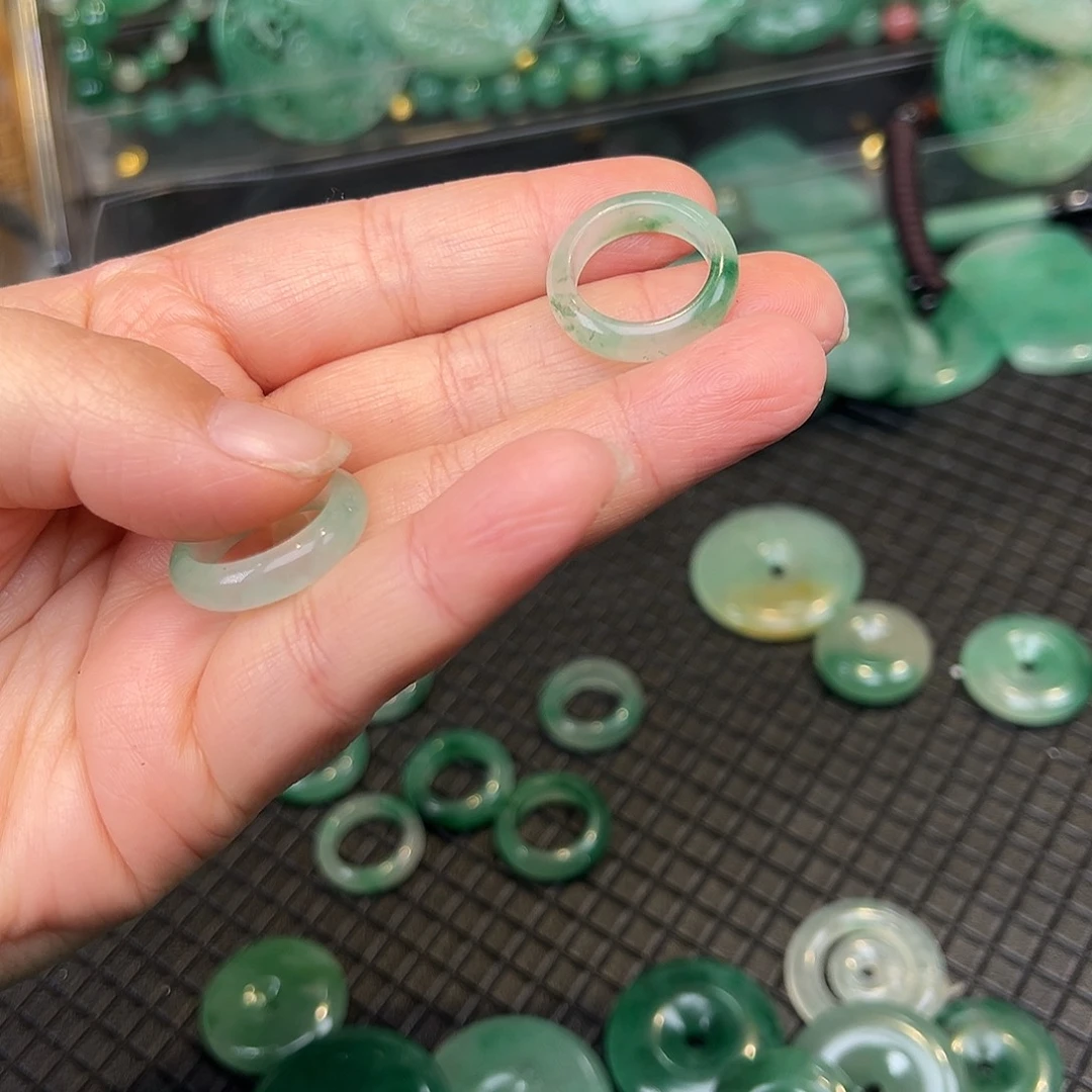 石英质玉未镶嵌颈饰