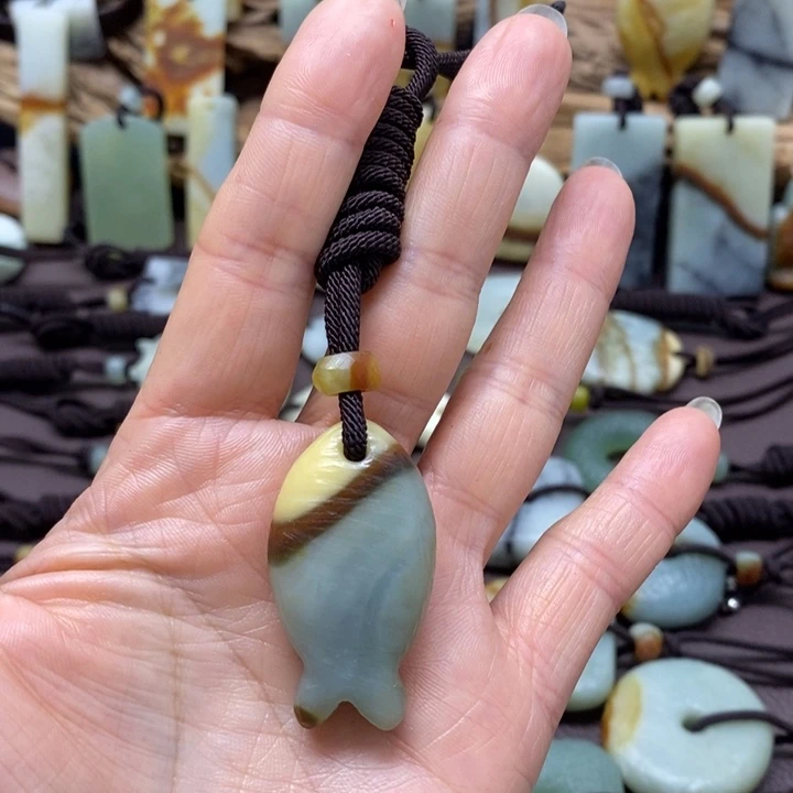 蛇纹石玉未镶嵌颈饰