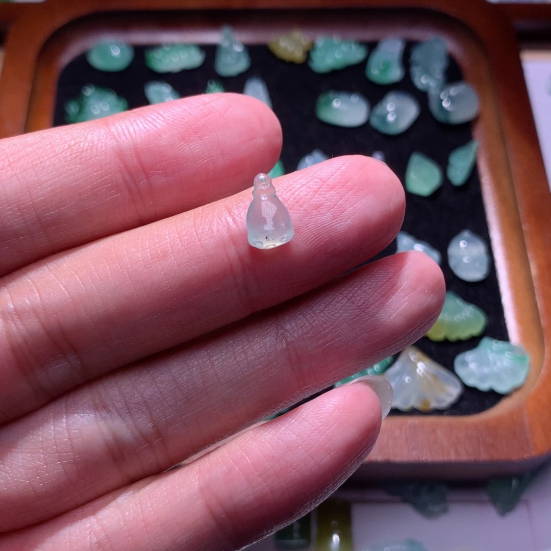 蕾***娃颈饰未镶嵌翡翠莲蓬