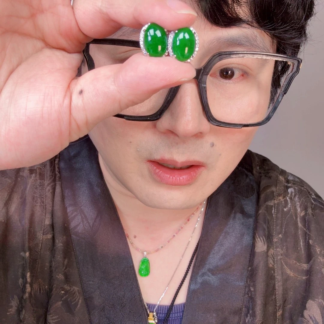 翡翠未镶嵌颈饰一对