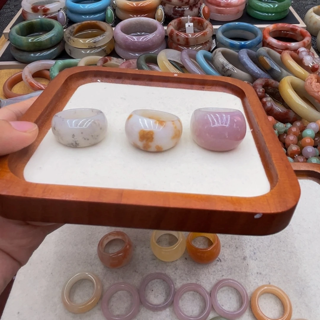 小***媛石英质玉未镶嵌圈口齐全