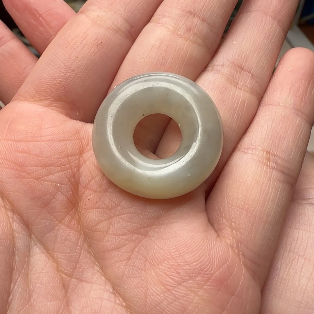 治***秦和田玉未镶嵌颈饰