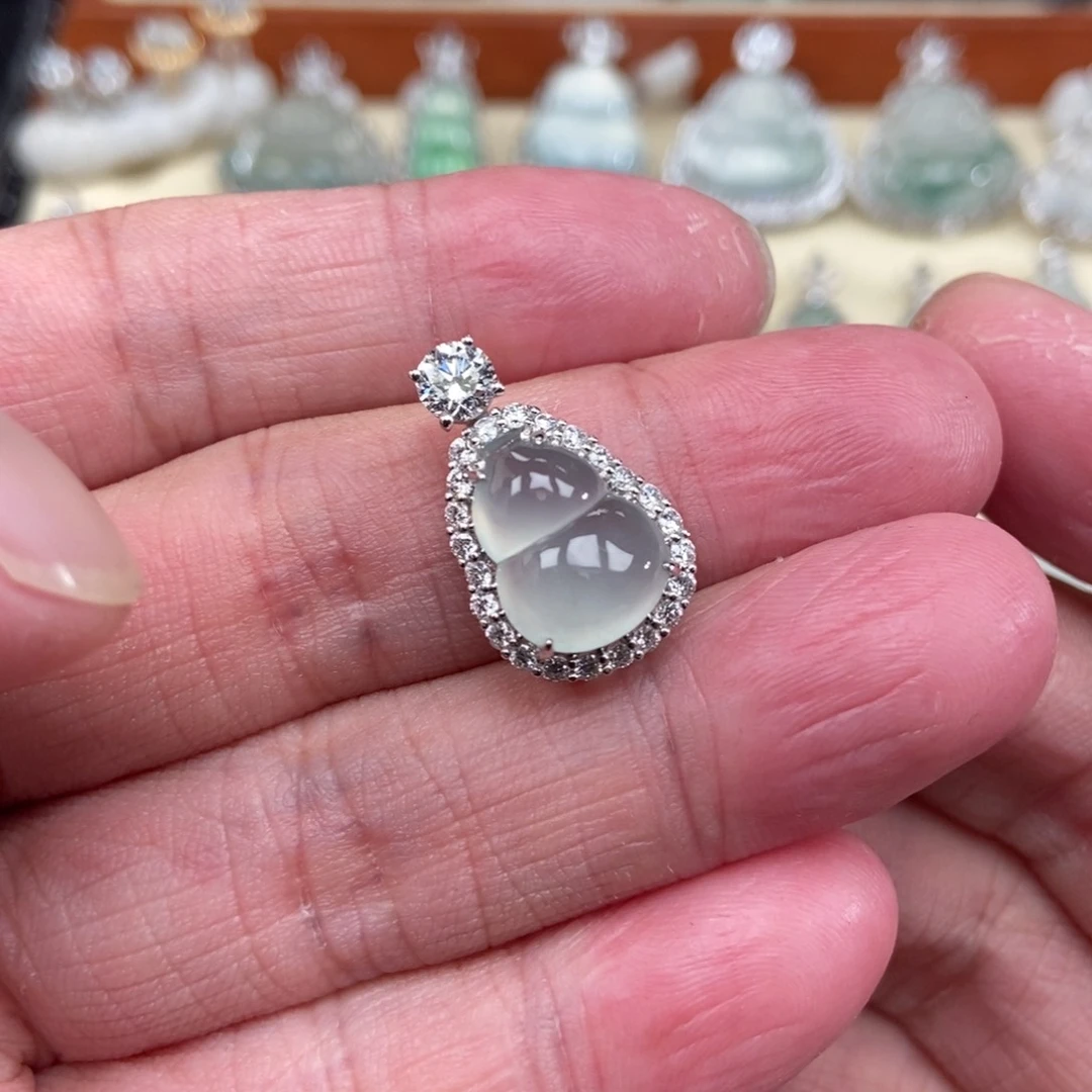 翡翠18K金镶嵌颈饰葫芦