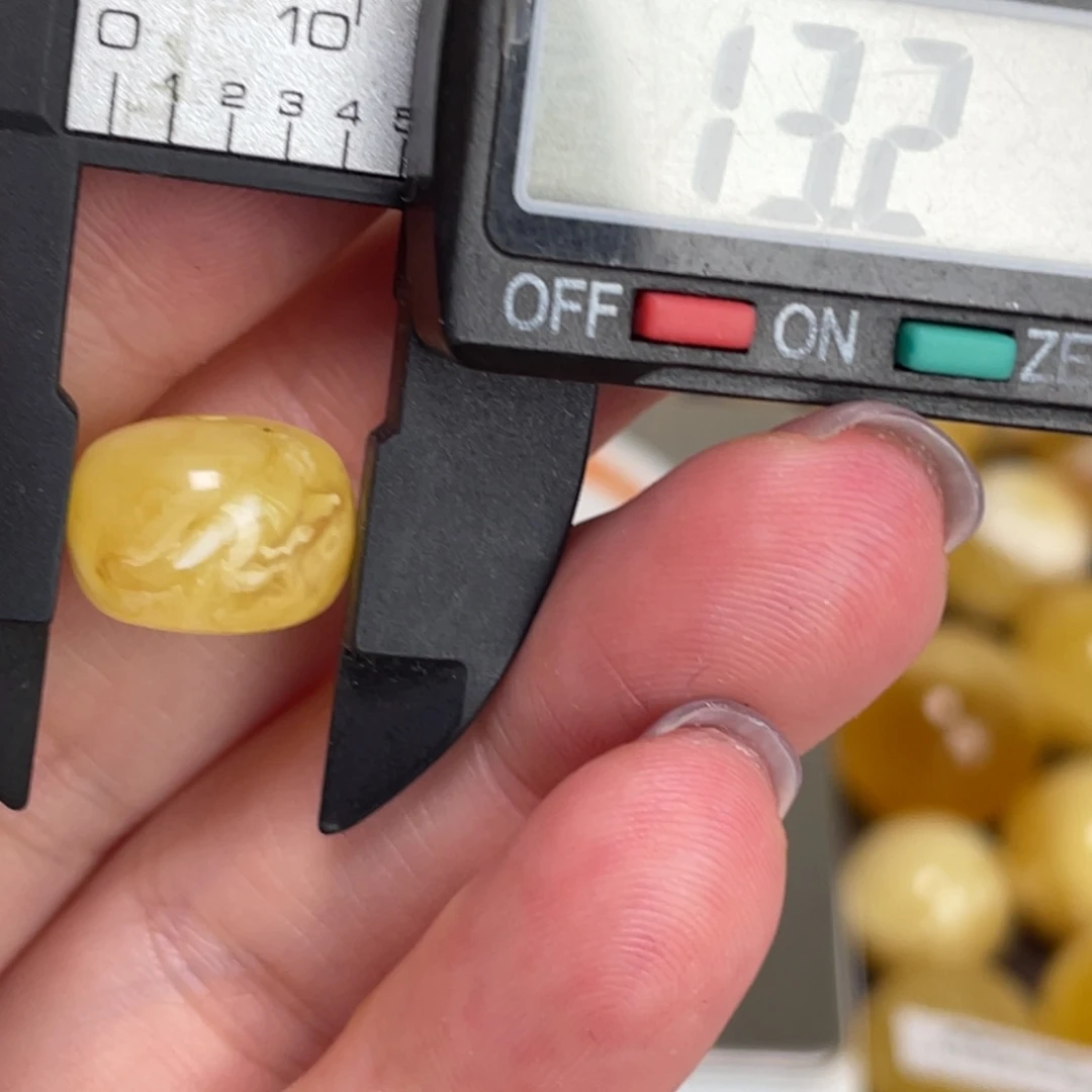 未镶嵌琥珀裸石微瑕377