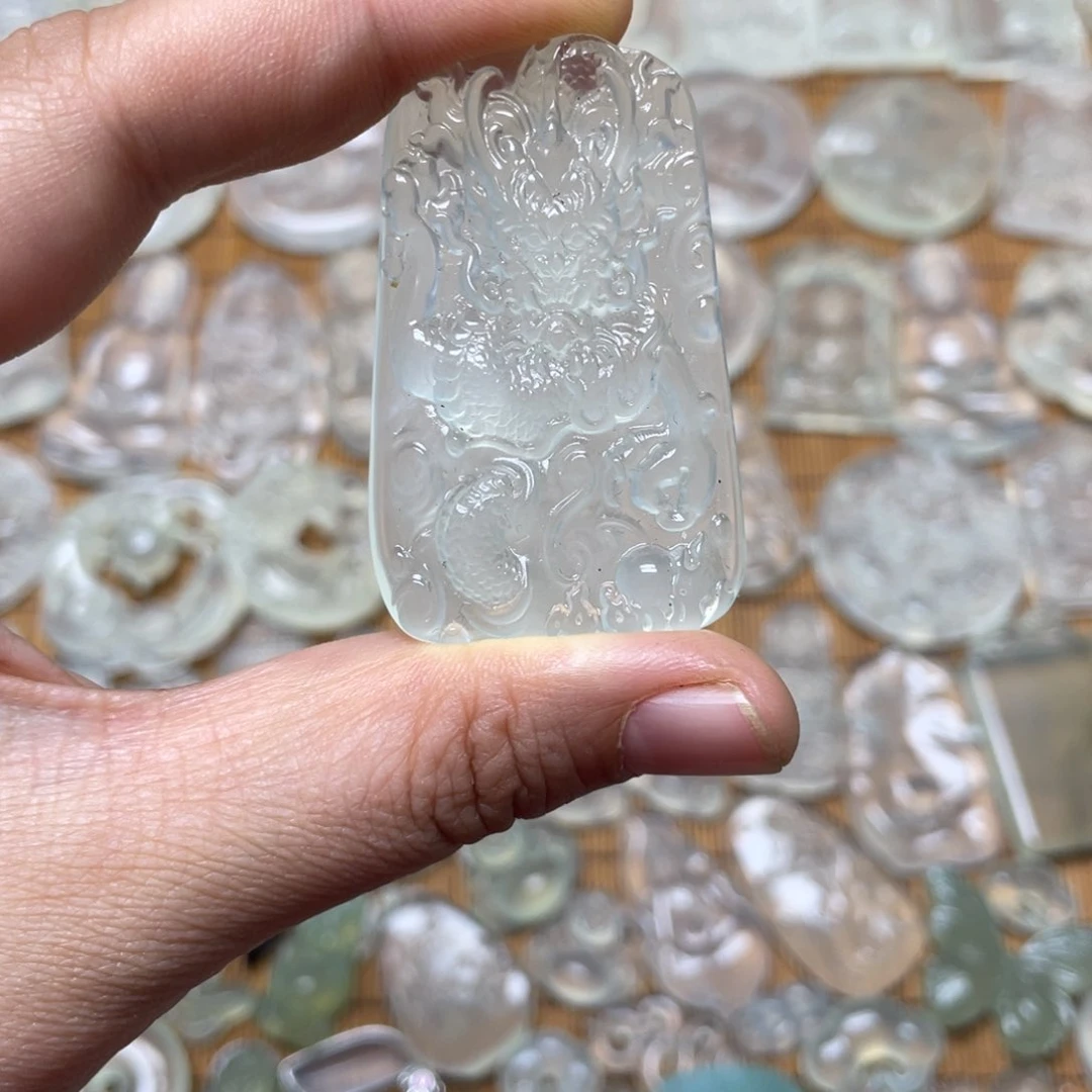 未镶嵌蛇纹石玉颈饰?**叔