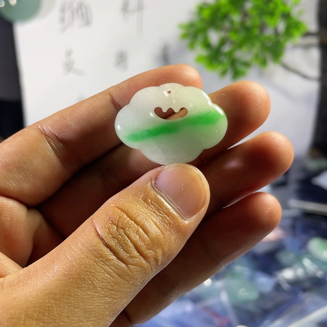 天然辰砂翡翠平安锁