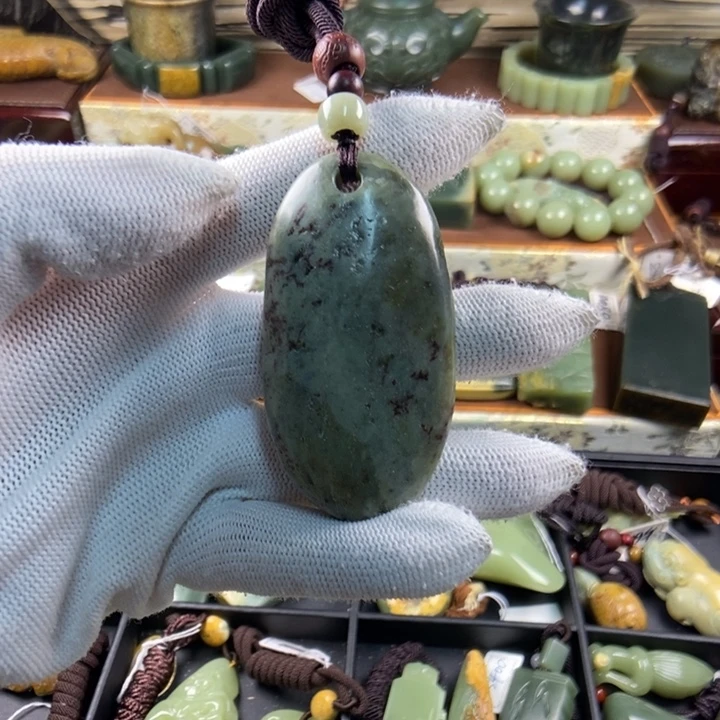 未镶嵌透闪石质玉把件