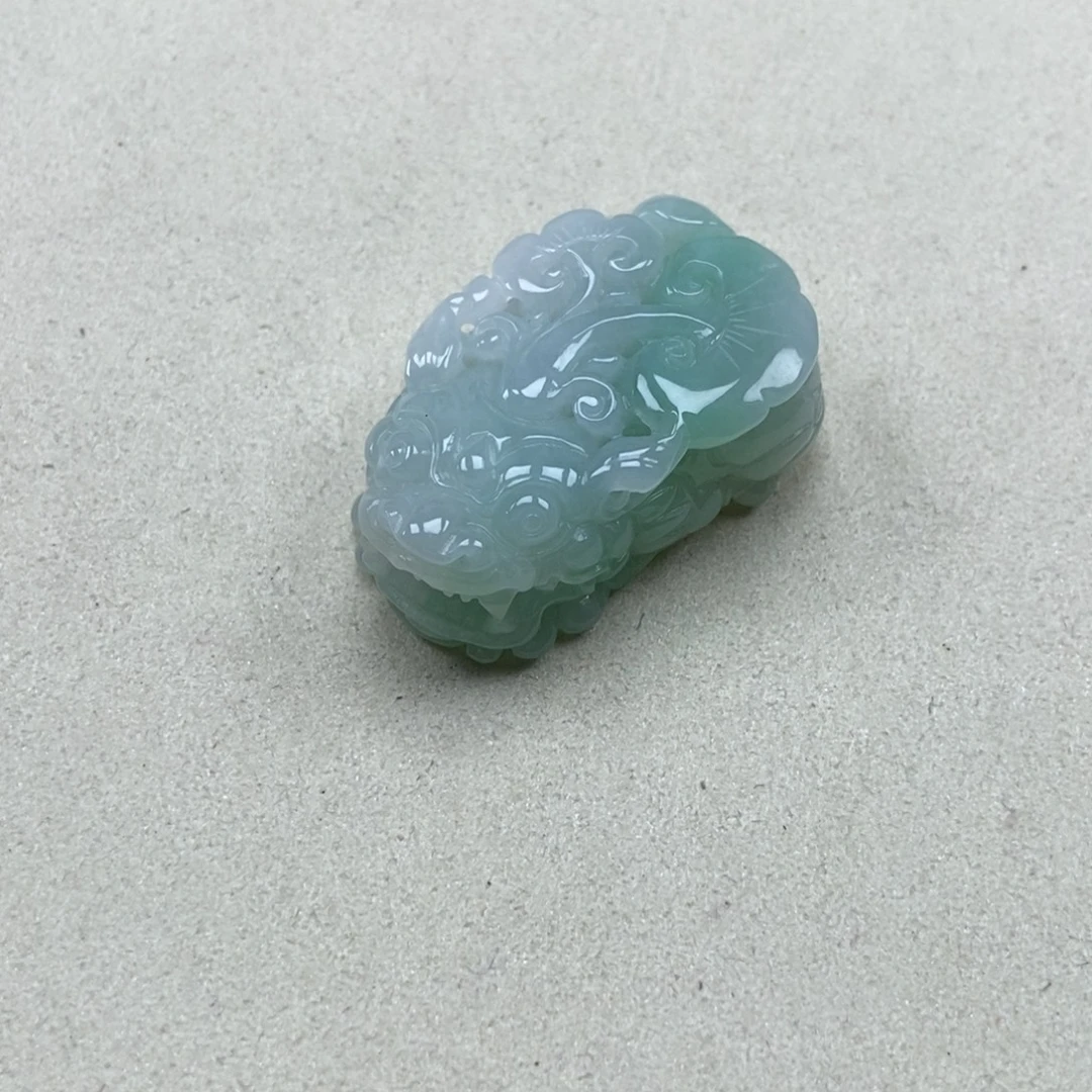困****翡翠未镶嵌颈饰如意