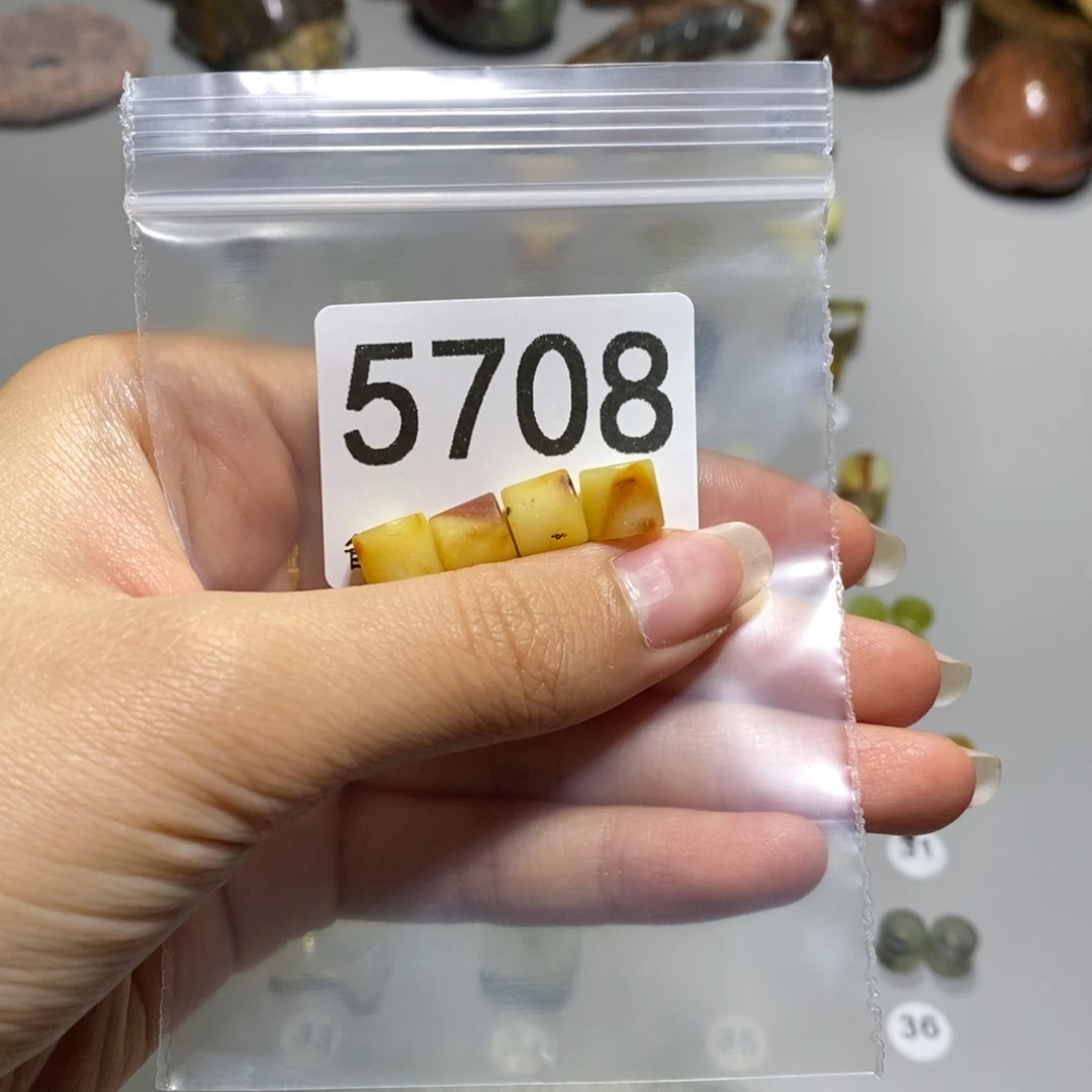 蛇纹石玉合金颈饰和**陈