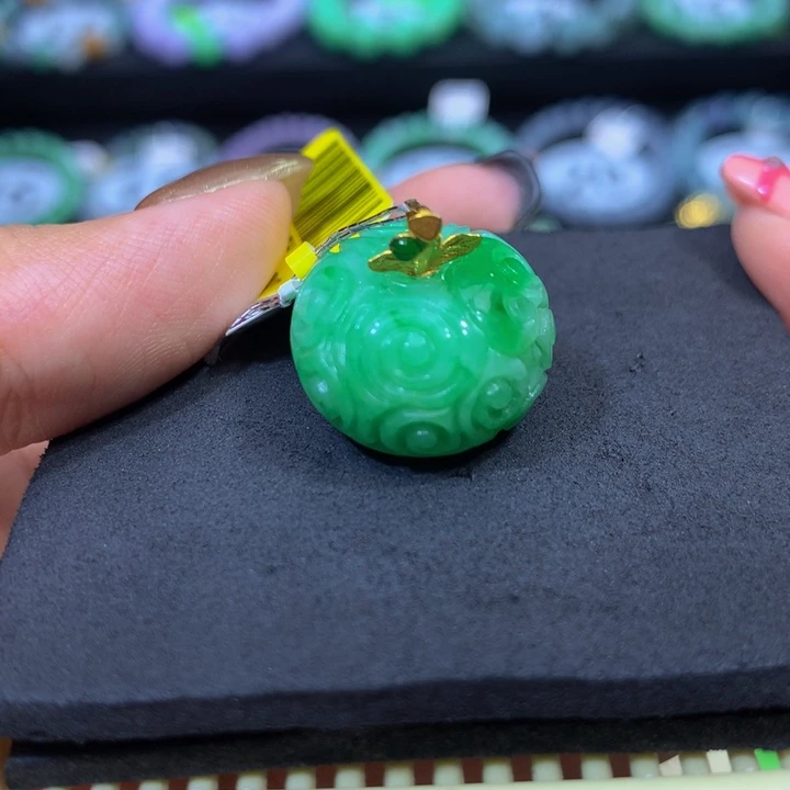 翡翠18K金镶嵌颈饰翡翠