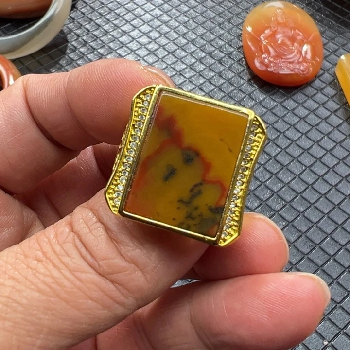 石英质玉（黄龙玉）颈饰未镶嵌