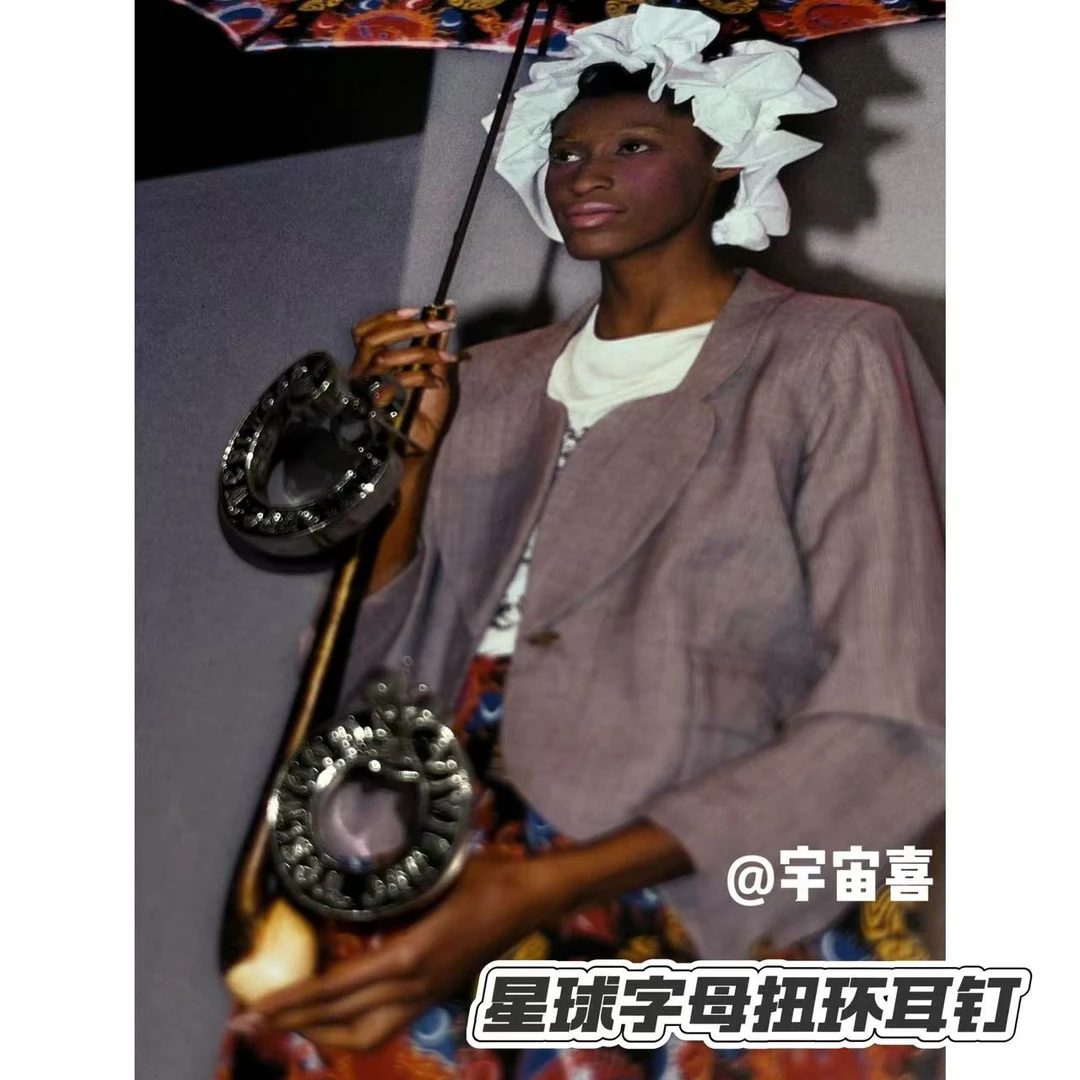 铜合金珐琅耳饰 L1-064【星球珐琅黑字母扭环状耳钉】
