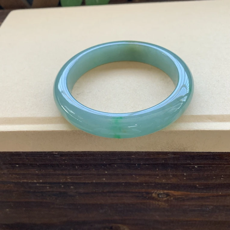 冰透细腻湖水绿手镯，特价8500圈口58.8-12.2-8.6，天然翡翠缅A小纹