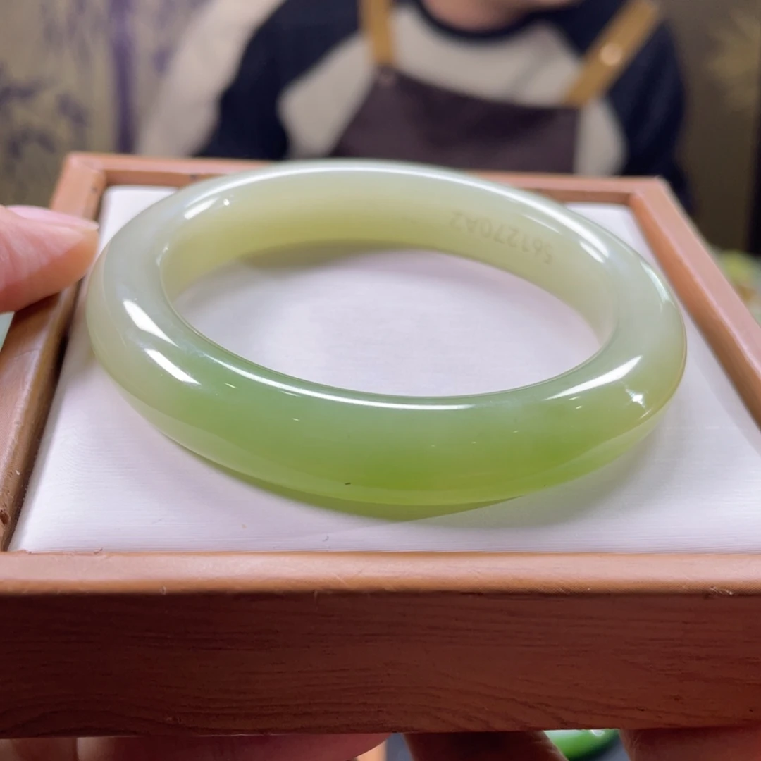 和田玉未镶嵌手镯56圈