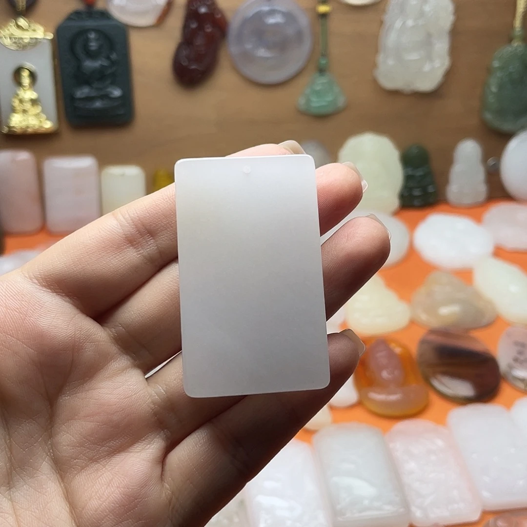 颈饰未镶嵌石英质玉（金丝玉）