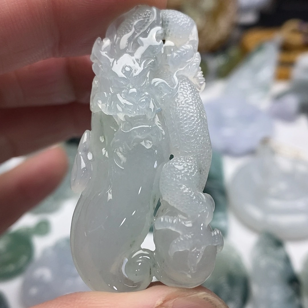 翡翠未镶嵌颈饰霸王龙