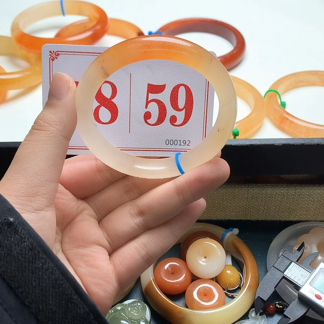 未镶嵌石英质玉（黄龙玉）手镯多*