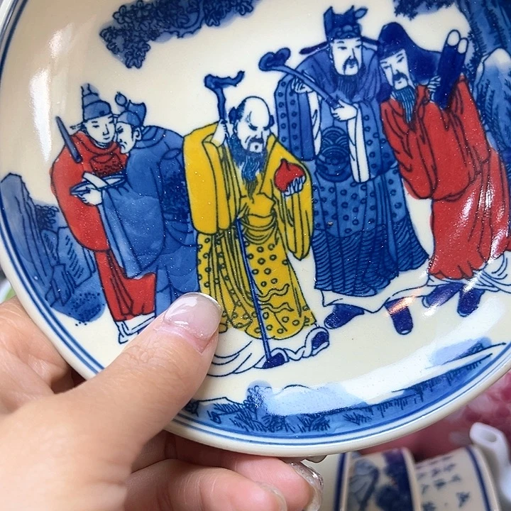 珐琅彩工艺是由釉