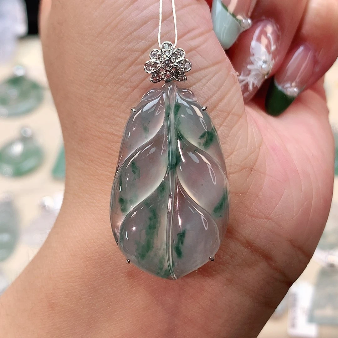 翡翠18K金镶嵌颈饰叶子