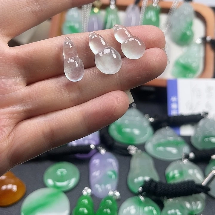 翡翠未镶嵌颈饰葫芦