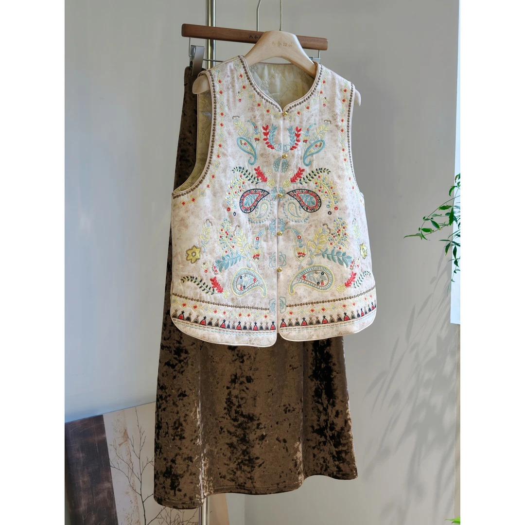 高端重工刺绣米咖色马甲中国风新中式女秋冬加厚夹棉大码气质背心