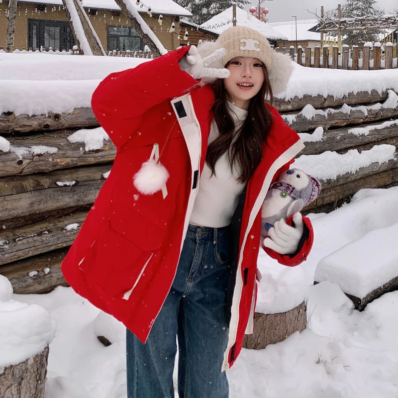 红色毛球系带大毛领连帽羽绒服女2025年冬季新款90白鸭绒冲锋外套