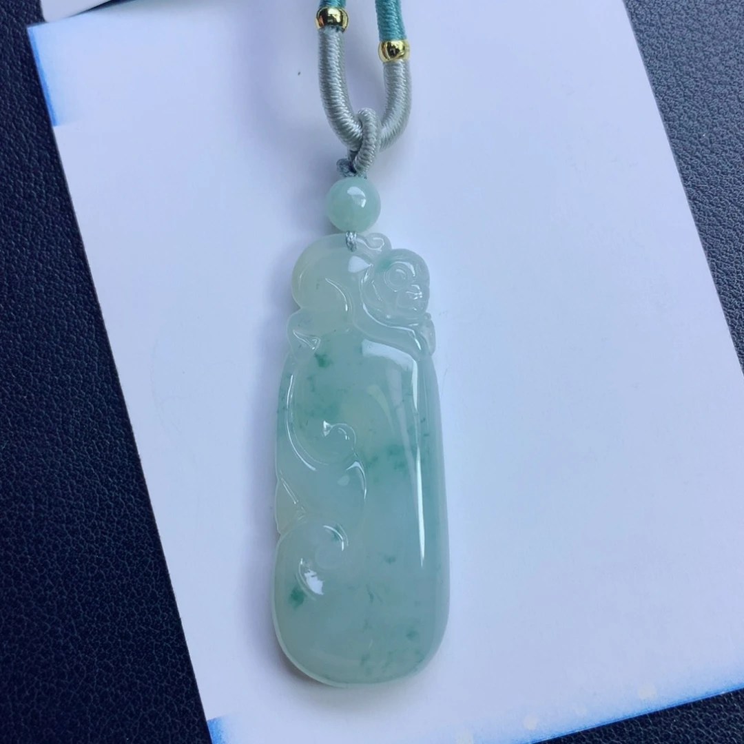 翡翠未镶嵌颈饰如意