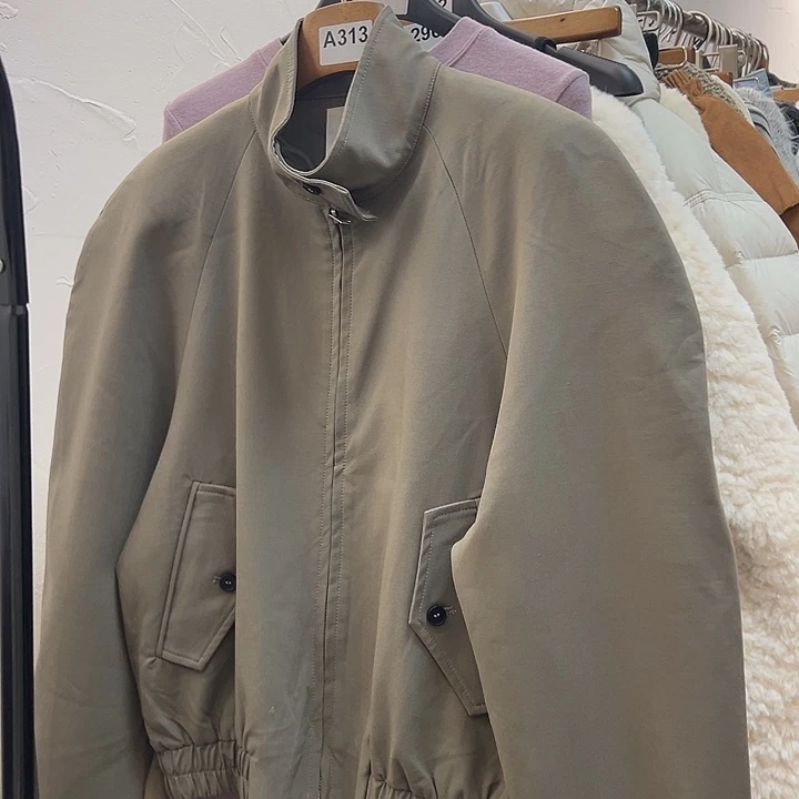 今天新款 军绿色夹克外套 肩膀很有特色