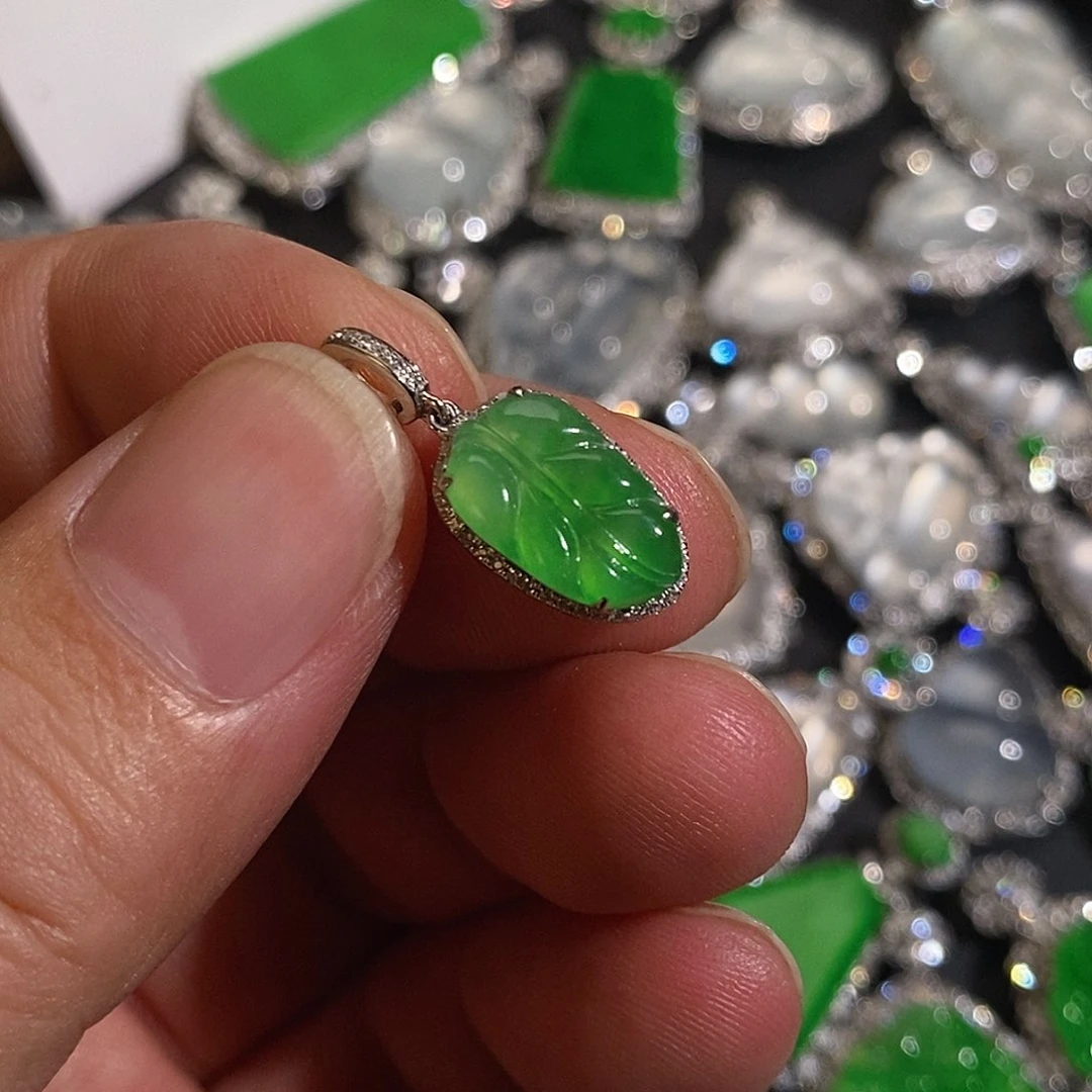 翡翠颈饰18K金镶嵌叶子